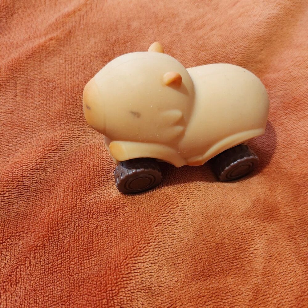 Stress Relief Squeeze Toy Car Capybara Stretchy Silicone. New - Picture 2 of 9